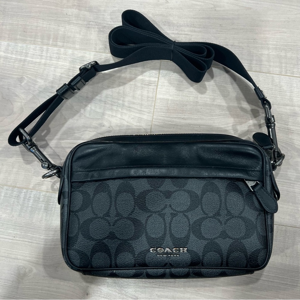 Coach Graham Crossbody in Signature Canvas